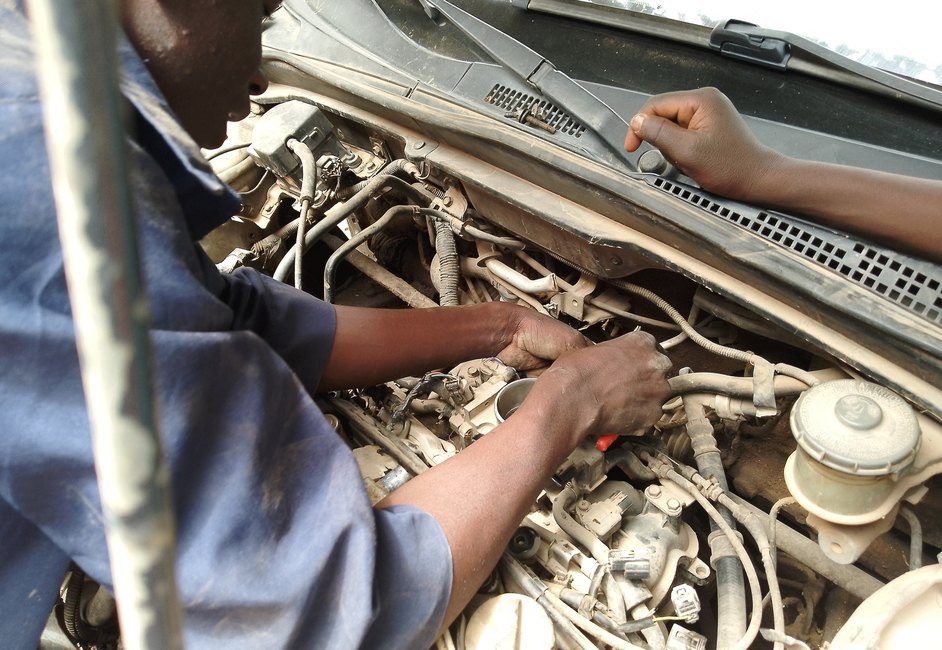 Mechanic working on an engine at the TAB AUTOS workshop